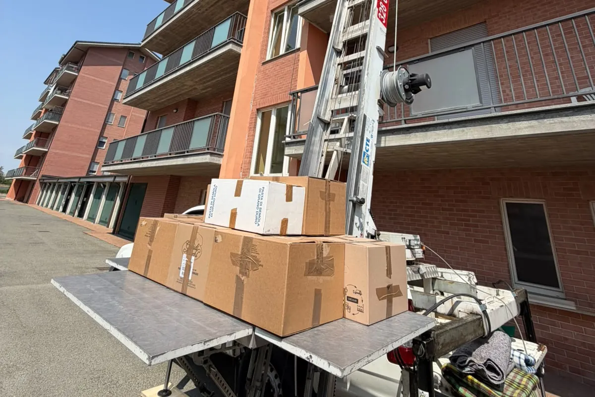 Scatoloni caricati sulla piattaforma dell'autoscala Dergesat
