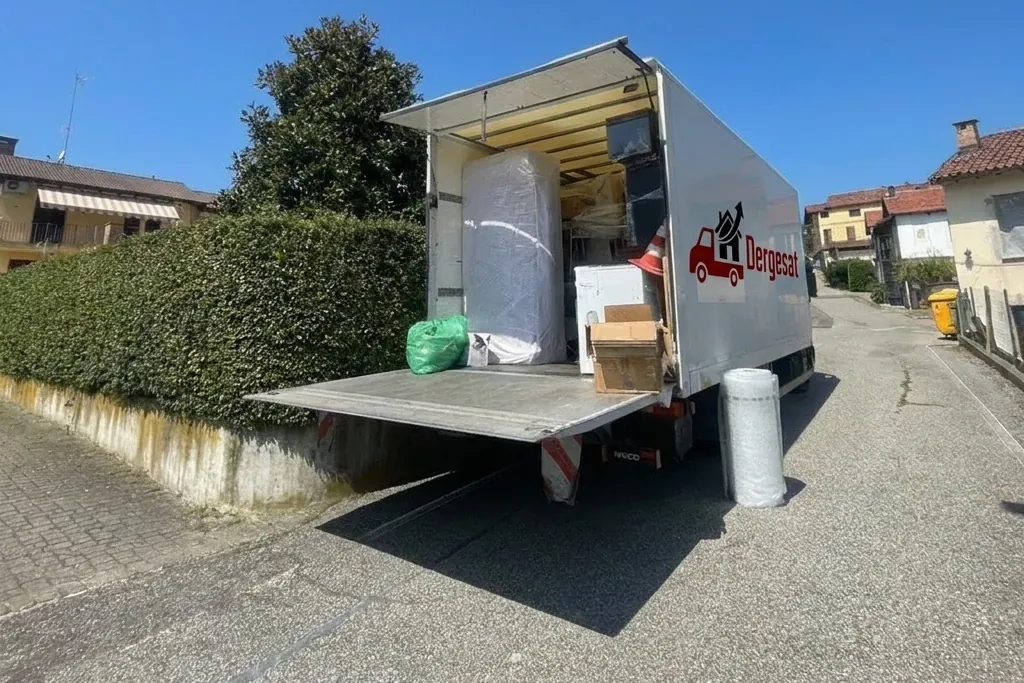 Camion Dergesat con mobili imballati durante il carico di un trasloco