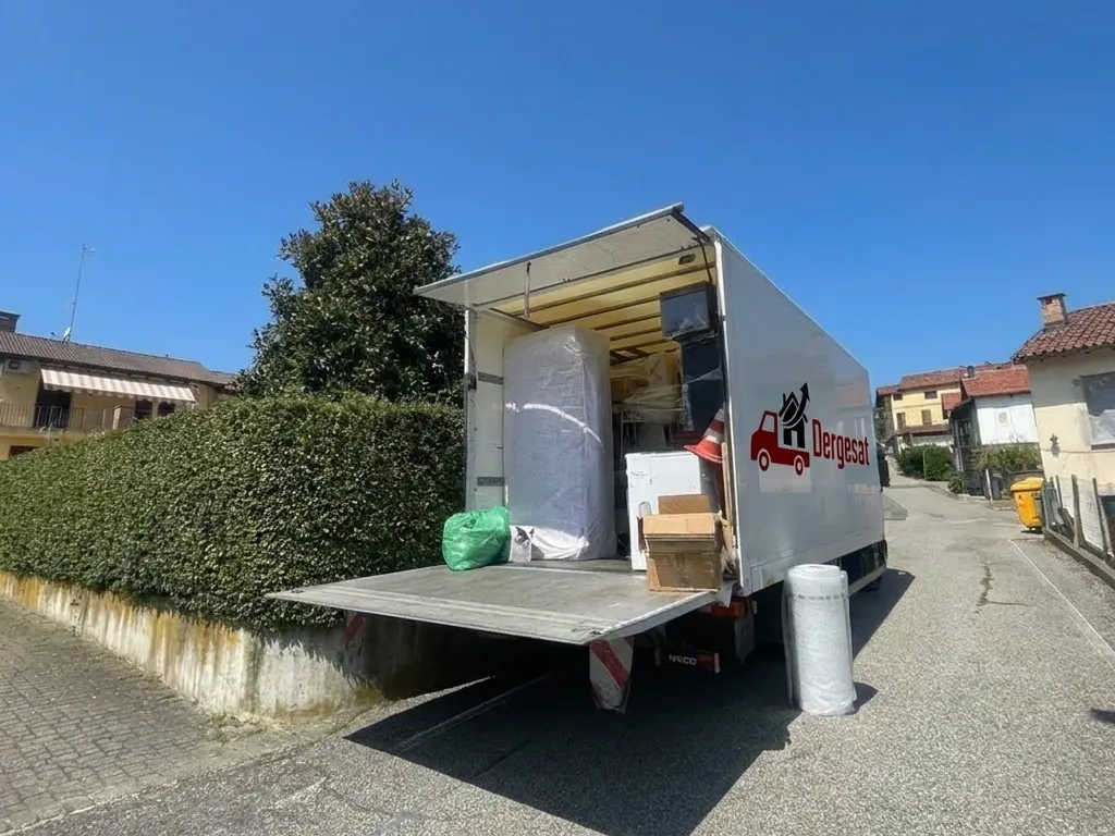Armadio imballato nel pluriball caricato sul camion Dergesat