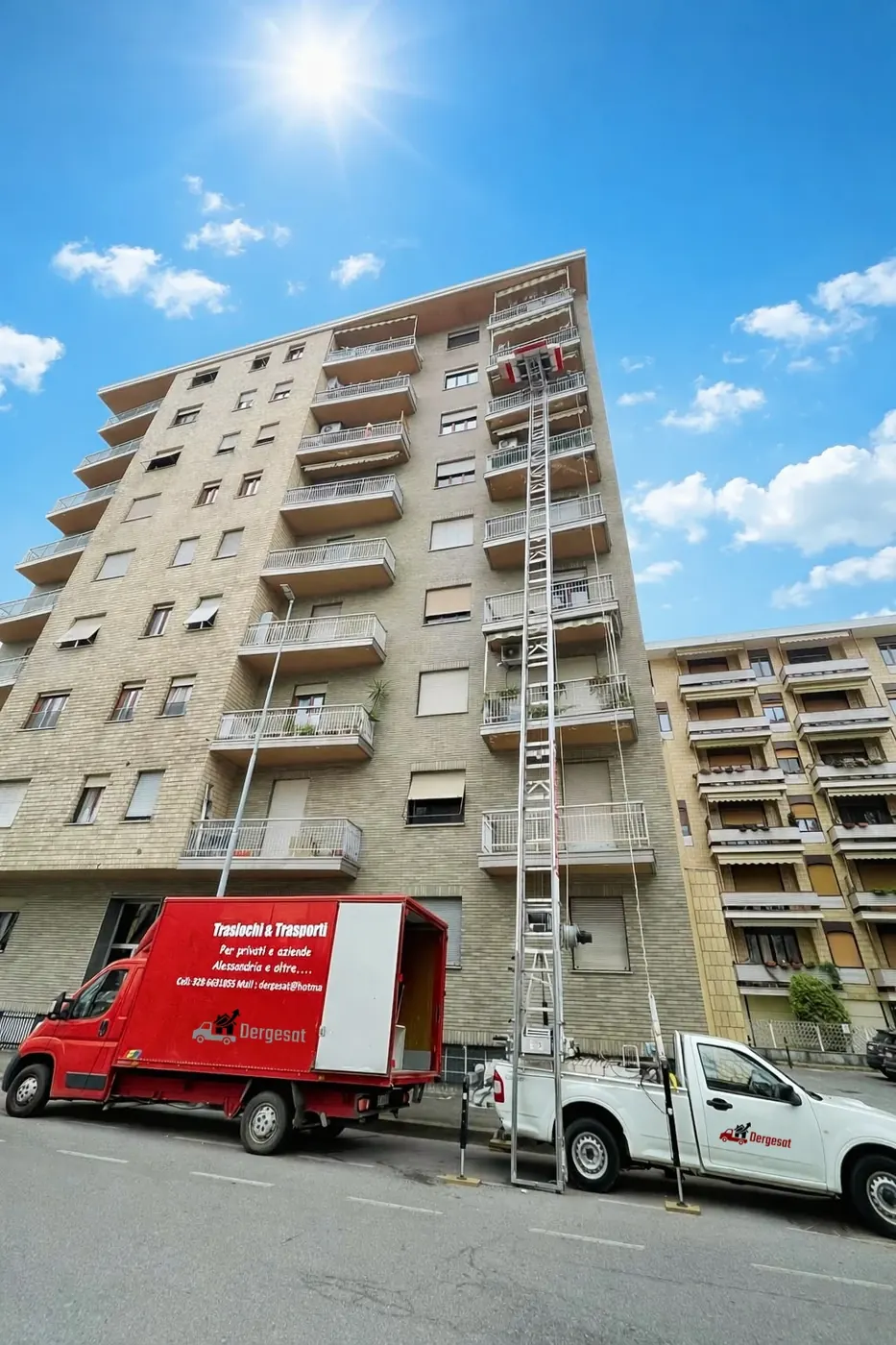 Furgone Dergesat e pick-up con autoscala montata davanti a un palazzo