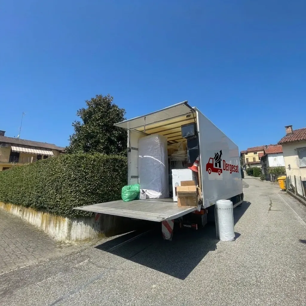 Camion Dergesat aperto con mobili imballati pronti per il trasloco