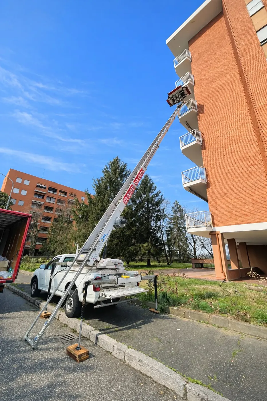 Autoscala Dergesat appoggiata alla facciata di un palazzo