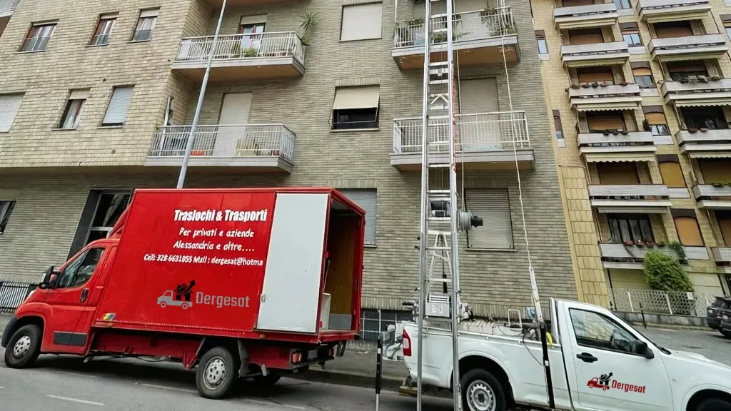 Furgone Dergesat e pick-up con autoscala durante un trasloco in condominio